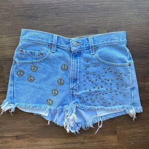 Levi’s 505 Regular Fit Short Embroidered Design with raw hem